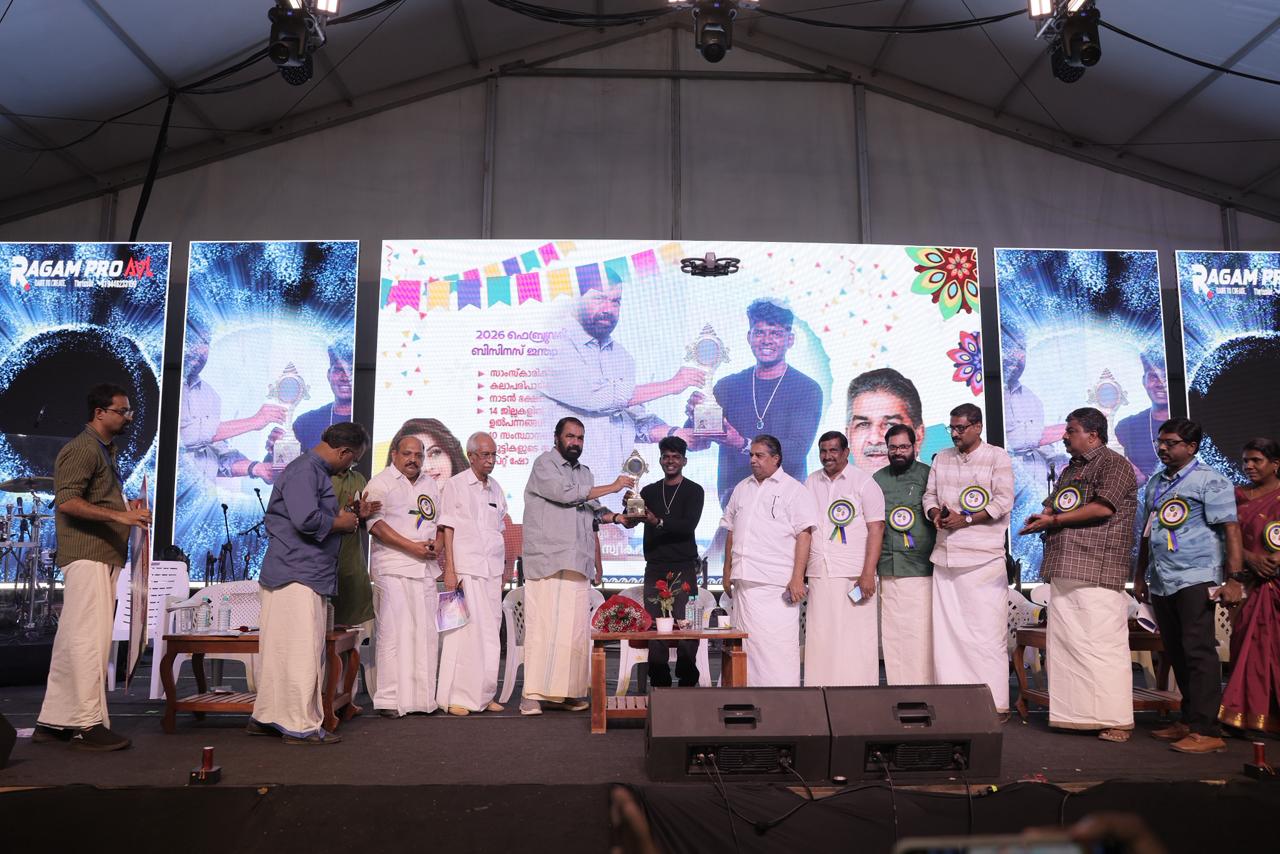  ചെങ്ങന്നൂരാതി പുരസ്കാരം മന്ത്രി വി ശിവൻകുട്ടി വേടന് സമ്മാനിച്ചു
